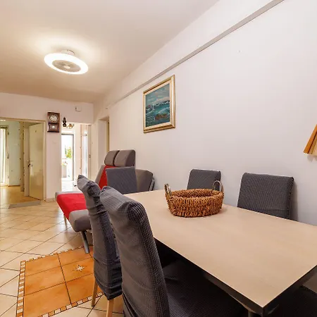 Hundefreundliches Nur 130 Meter Zum Mit 3 Parkplaetzen, 4 Klimaanlagen, Wifi * Dramalj